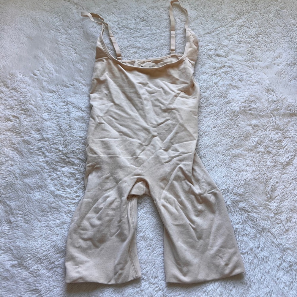 SKIMS Seamless Mid-Thigh Sculpting Bodysuit Sand Beige Small NWOT Women Bodysuit